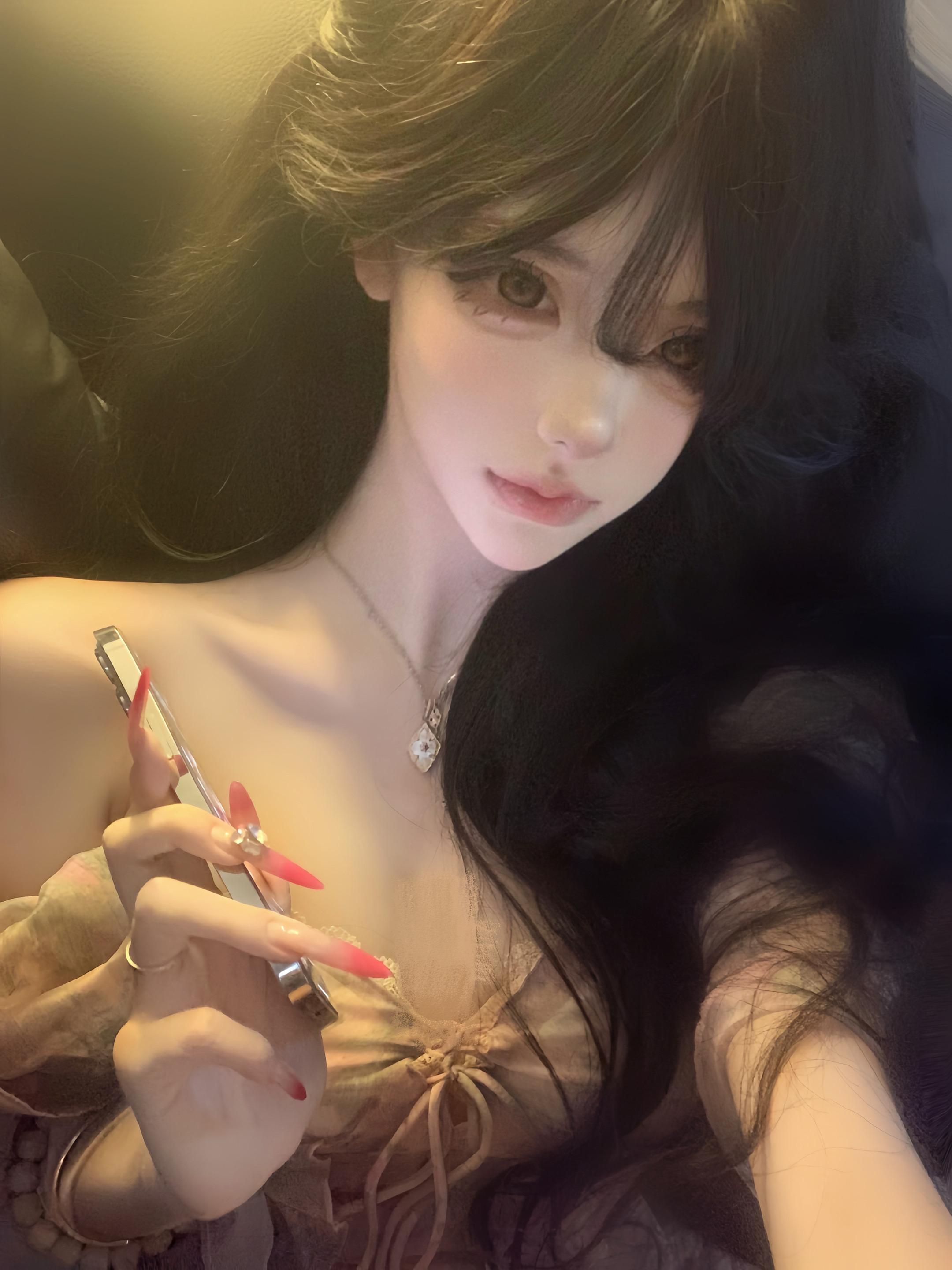 你的发丝缠绕指尖  我只觉得安心