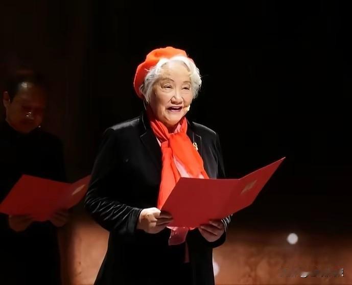 2025年12月1日，87岁的“吴琼花”祝希娟参加母校——上海戏剧学院80周年校