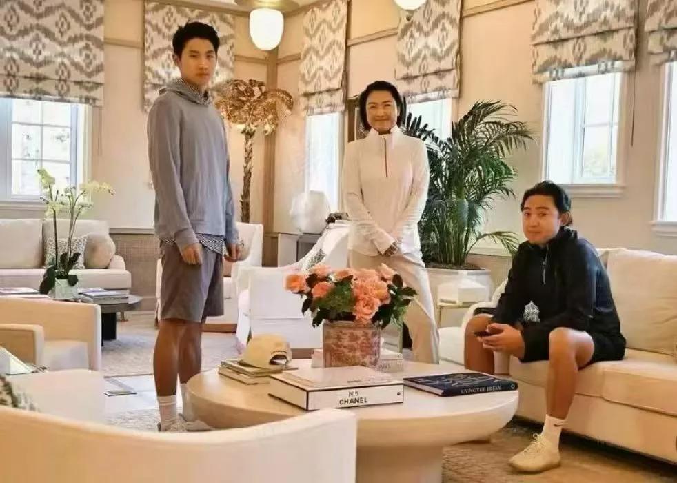 移民美国的张欣刚刚开心晒出跟两个儿子的照片。
潘石屹共有三个儿子，与前妻所生的大