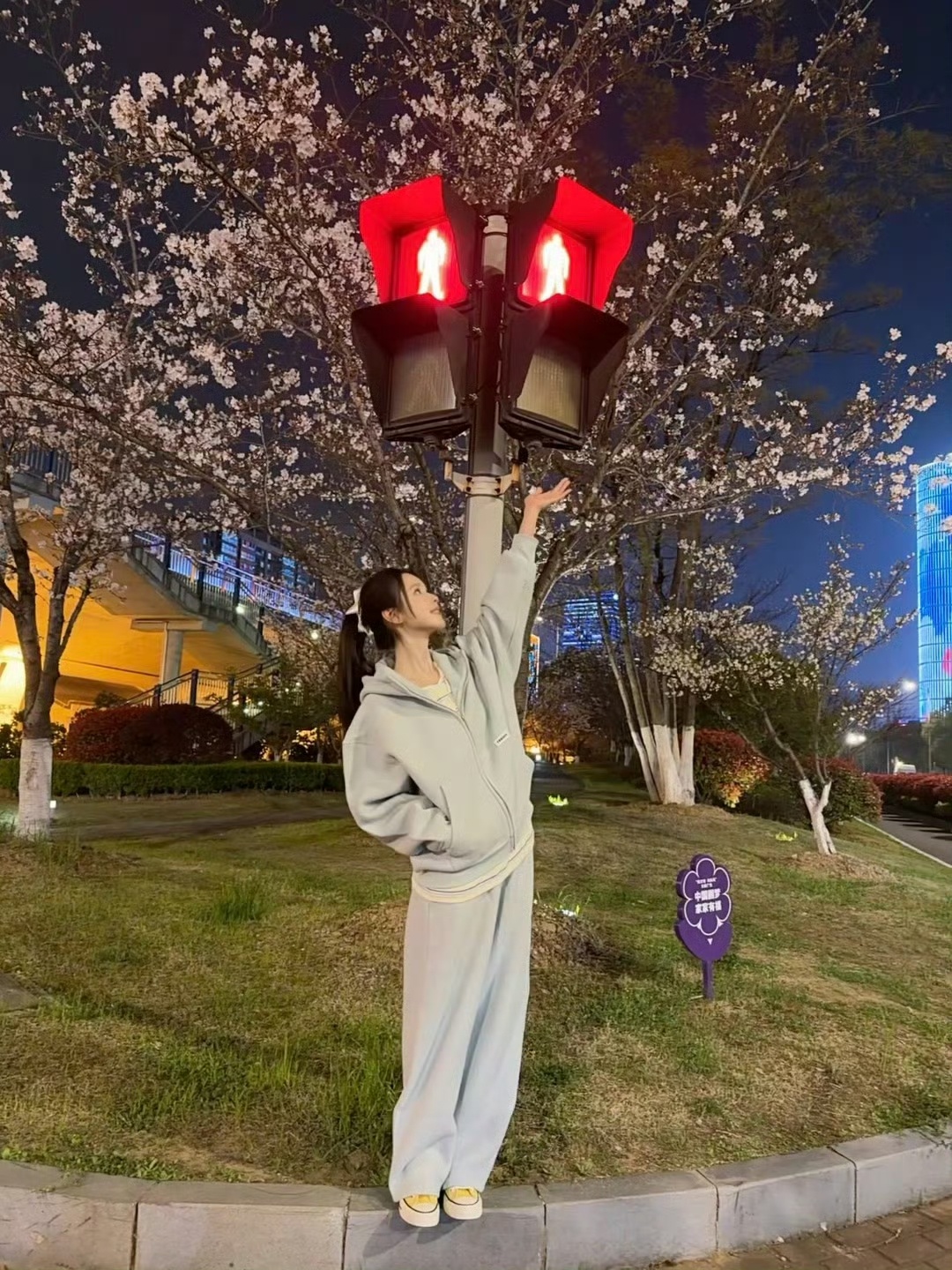 陈都灵嘟嘟好美，人比花娇