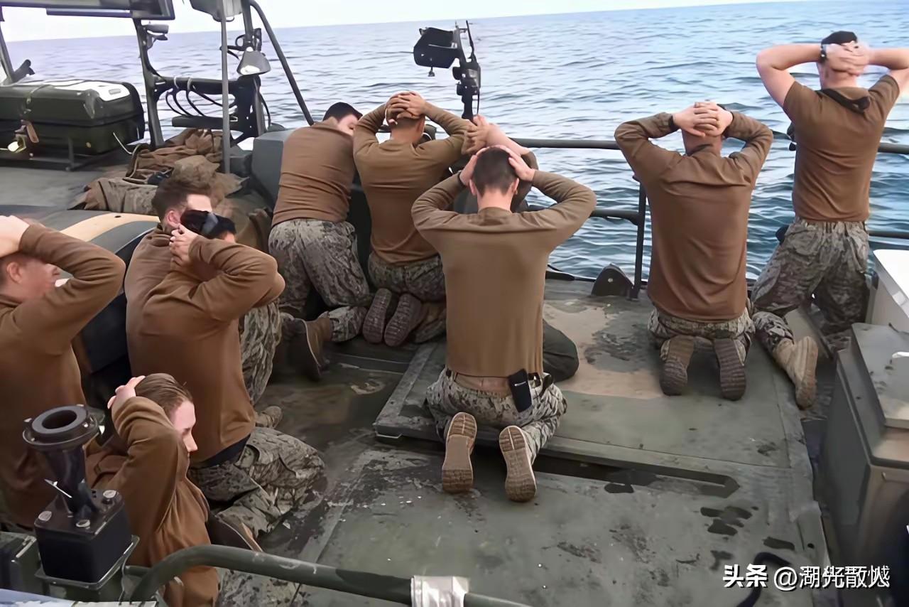 知道这是哪个国家的军人吗？看仔细点，跪下的人当中居然有个娘们，据说，她们平时是非