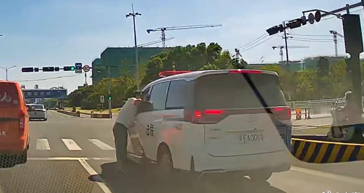 【浙江法警说跟着我的警车走】日前，嘉兴南湖法院法警大队副大队长冯烨、执行局干警李