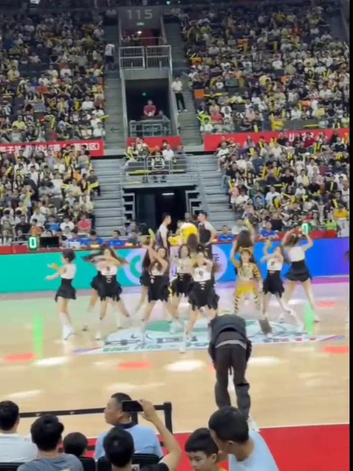 广东的比赛暂停，斗舞开始。
观众哥开心坏了。什么情况？斗舞了。看台上还有拉拉队？