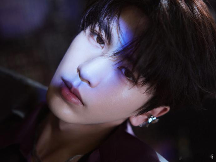 张凌赫无畏契约首秀出图，真是被帅哥这张脸狠狠拿捏了张凌赫无畏契约上班张凌赫耳夹皮