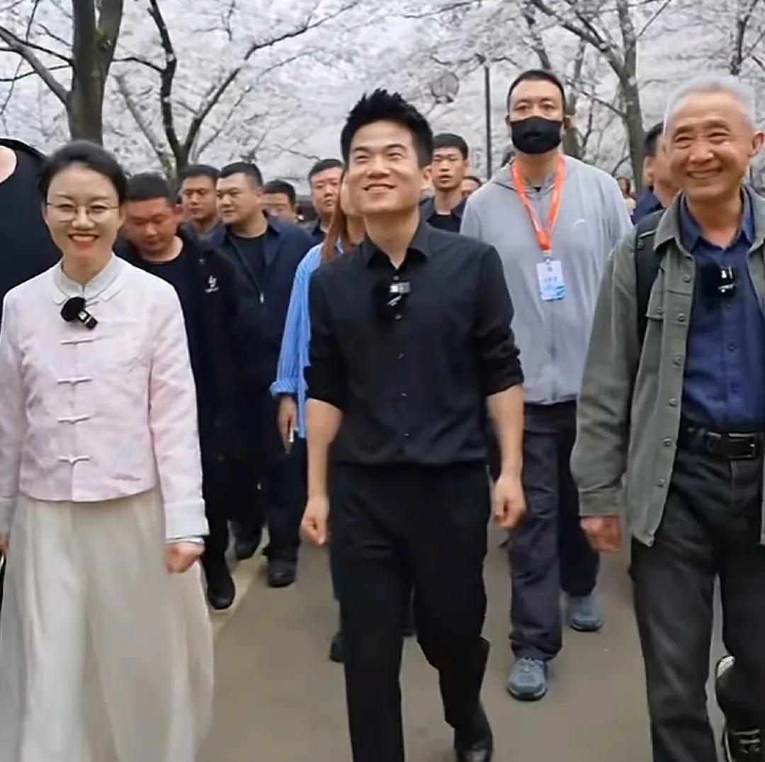 一天，冯唐看着老俞叹气：“丈母娘为董宇辉撑腰，其实也是为了保护心中的那个自己，你