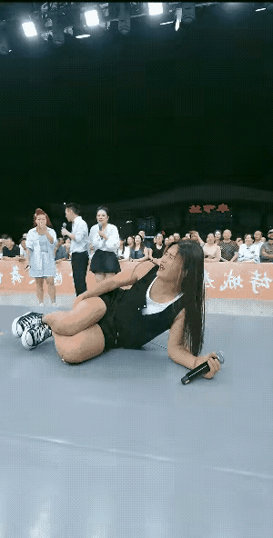 女主持人为了增加主持人的主持魅力，想给大家表演个劈叉，没有想到由于没有热身，用力