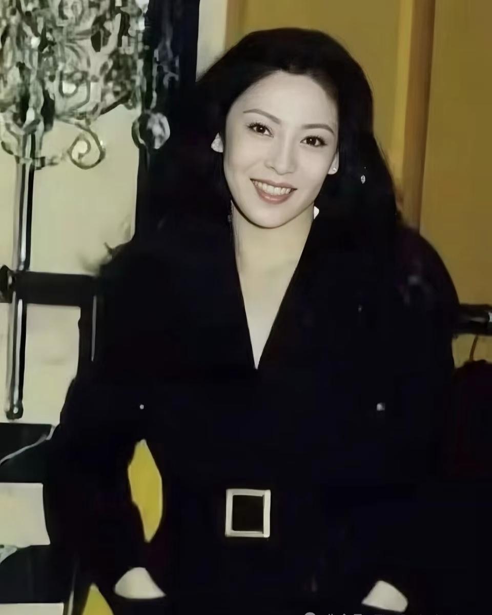 谁能想到这竟然是年轻时候的向太，
对比现在真的是判若两人，
向太年轻时候的颜值，