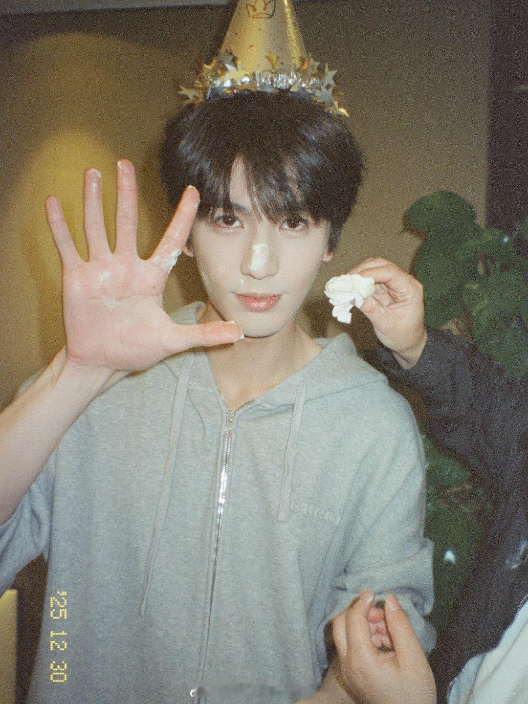 何与、张凌赫今日营业，欢欢喜喜过大年