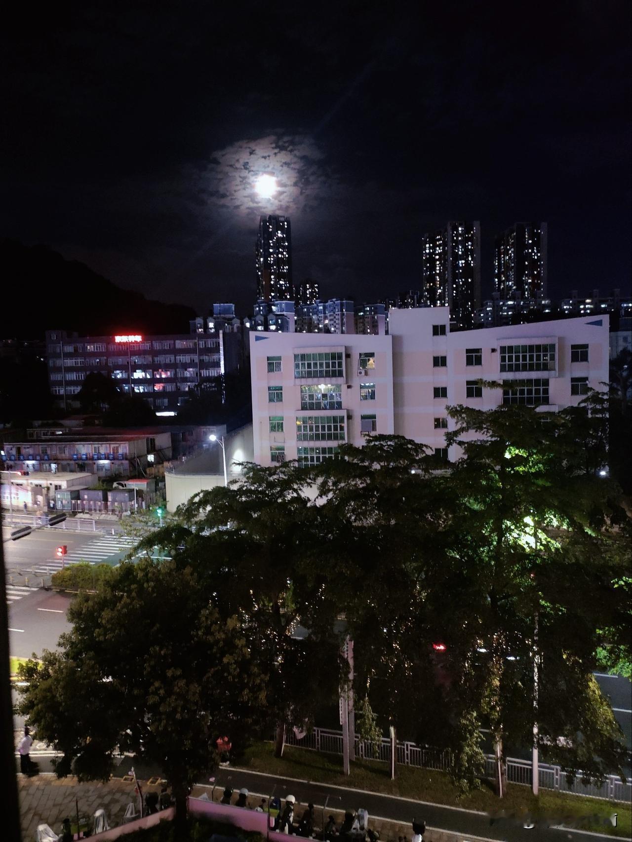这个点还没睡的人，心里都住着一个不可能的人吧？

刚刚拍下窗外的夜色，月亮很亮，