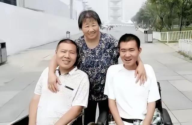 有娘就是福！2位儿子身患渐冻症，医生断言：活不过18岁！残疾父亲对他们也不是怒骂