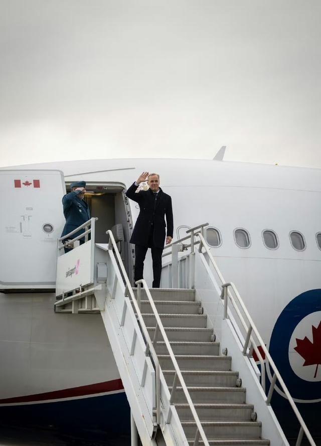 看央视新闻，卡尼到达北京了，网上连个图片也搜不到，只能用他出发前的照片了，反正是