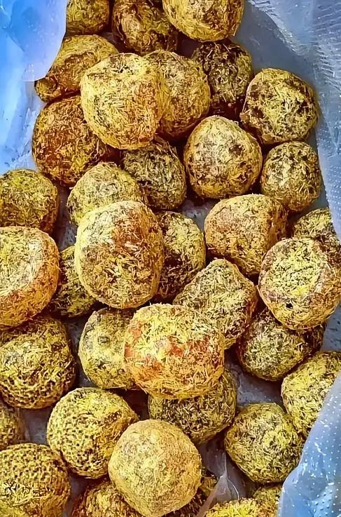 短短一小时不到，连着刷到三次这个老演员。这张图还真是大家的宠儿。文案都一样，不是