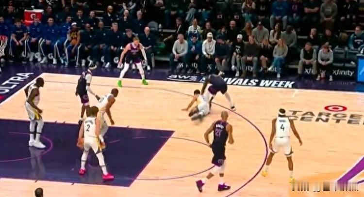 库里拼了老命抢断倒地救球，波杰姆斯基飞扑传球，穆迪底角三分稳稳命中。
今天看勇士