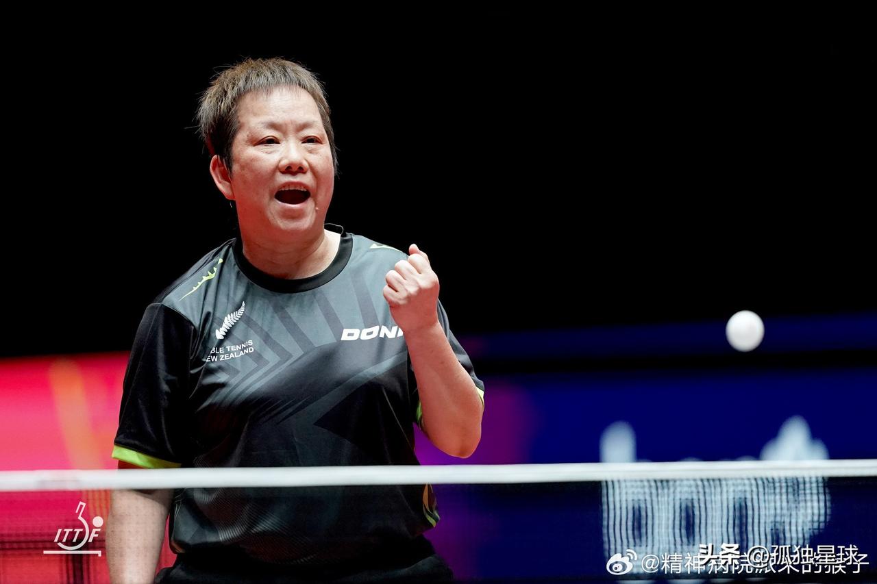 这才是活到老打到老啊！

比倪夏莲更大的球员出现了，64岁的华裔老将李春丽，代表