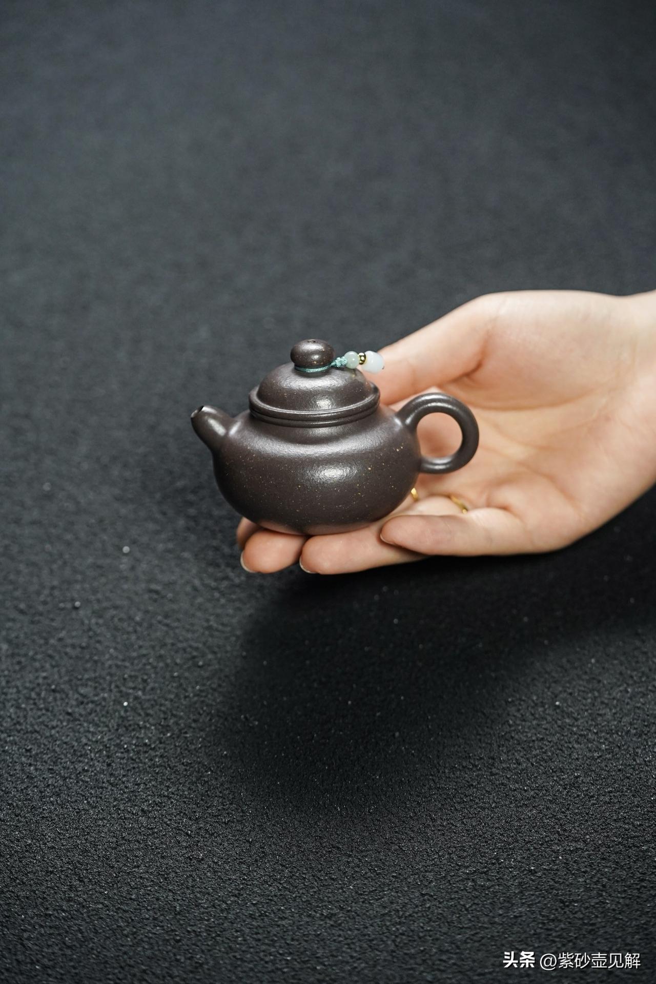 “窑变壶”一般是指：一窑壶在正常烧成状态下，其他的壶都烧出来都是正常的，就一两个