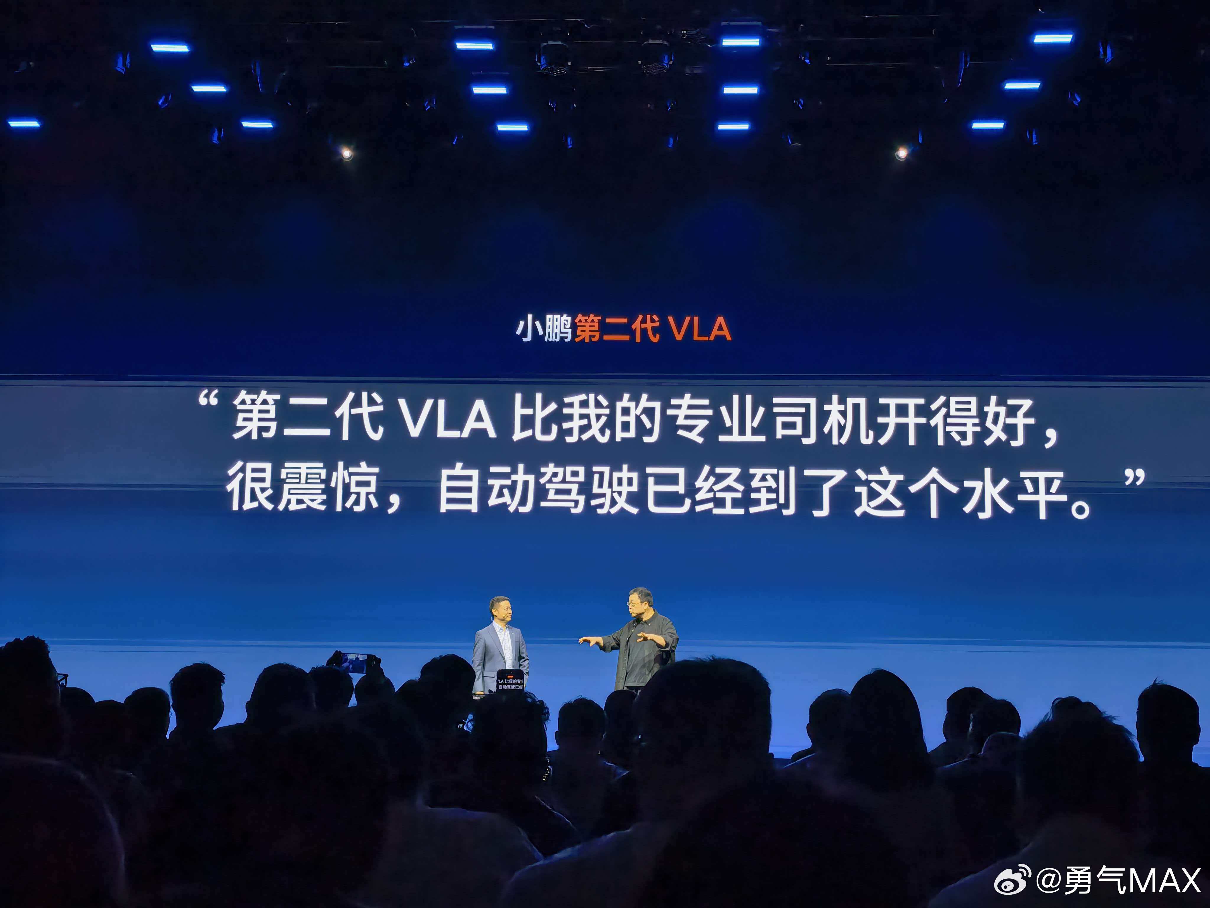 老罗也来了，他表示小鹏的智驾YYDS比他的专业司机开的都好！！ 