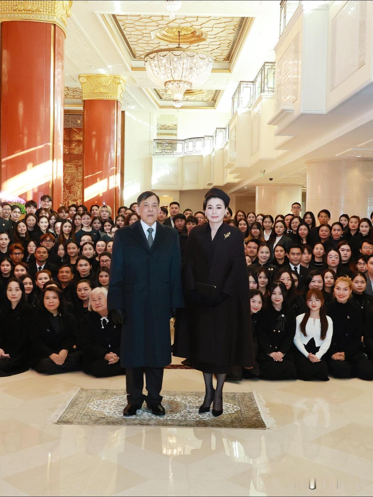 泰王夫妇访华返程！泰国侨民跪地送别