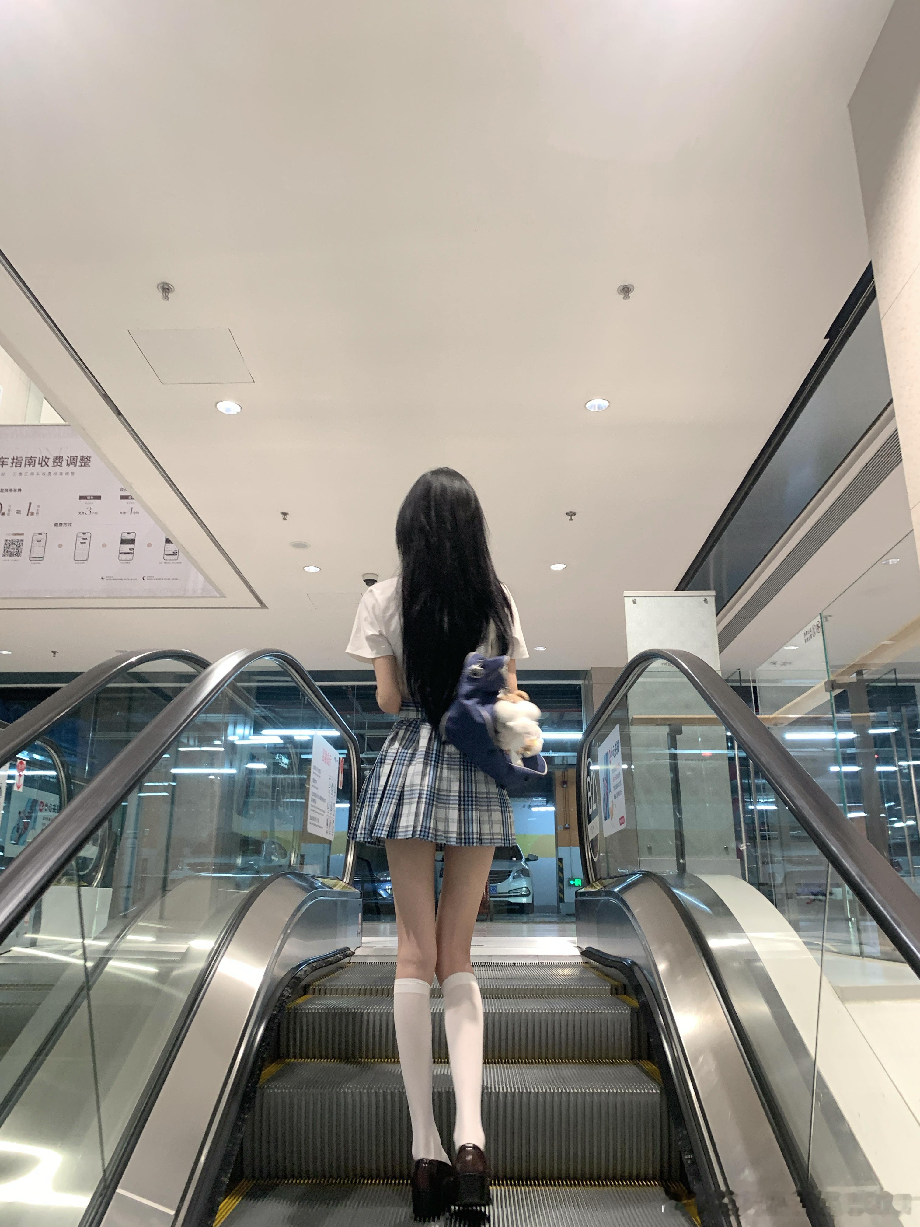 电梯上还有一只& ​​​