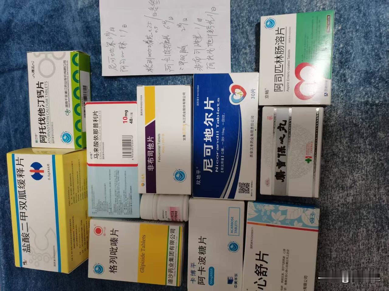 本来打算去医院给我爸开药了，
这雨淅淅沥沥下个不停，让人惆怅。
我站在阳台上看着