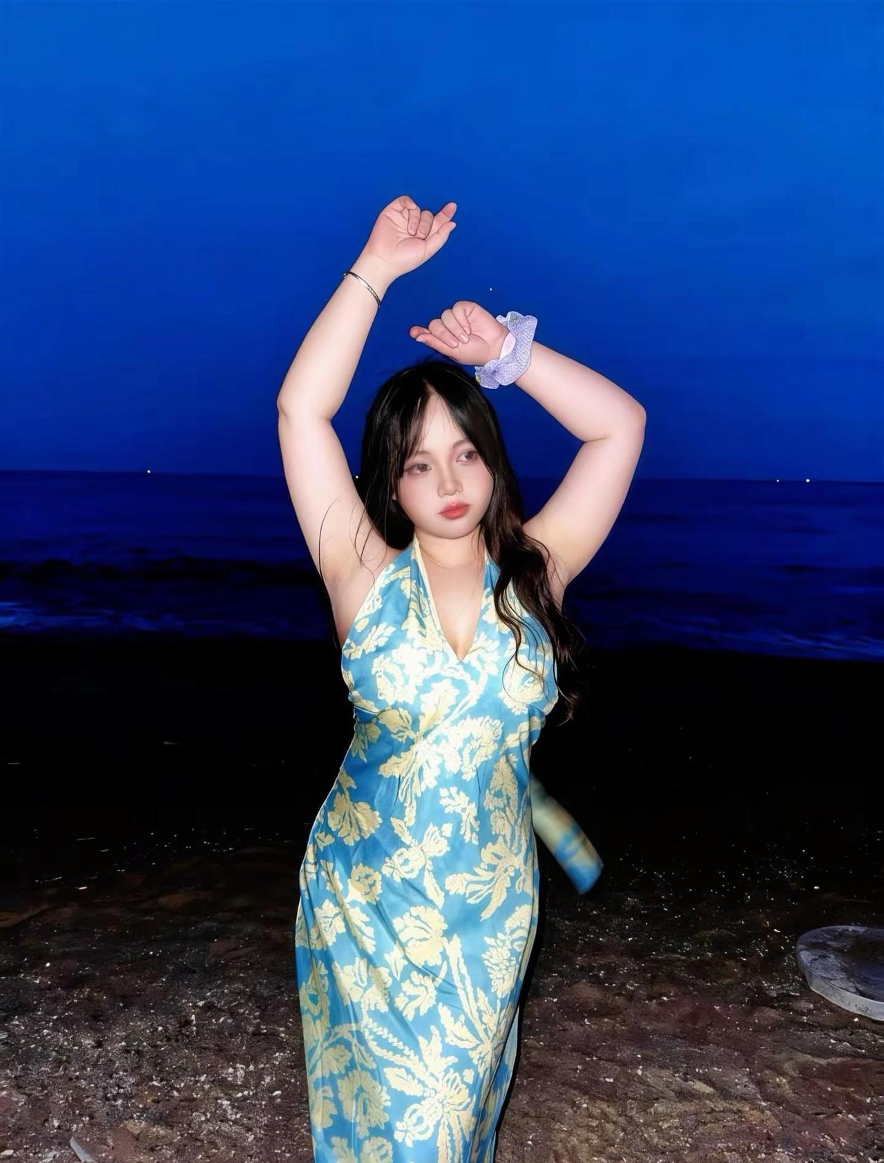 我就是在吸引你的注意‼️你舍得离开吗？穿美美的裙子去海边拍照 海边拍照氛围感 蓝