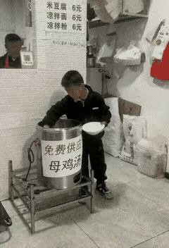 这孩子应该认识字了吧，他的捞鸡举动，使他爸满脸尴尬，令老板一脸懵圈。