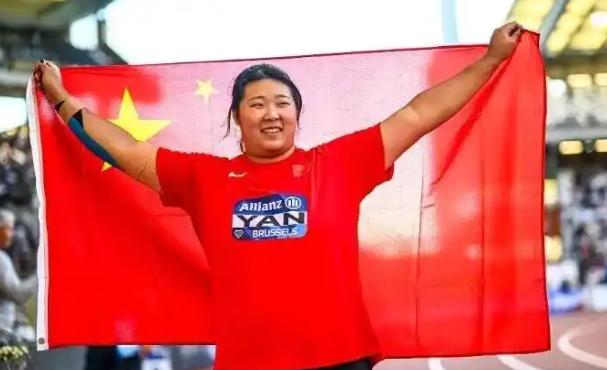 18岁中国小妞第一投砸出70米46，亚运纪录直接改写，日本双料冠军站边上脸都白了