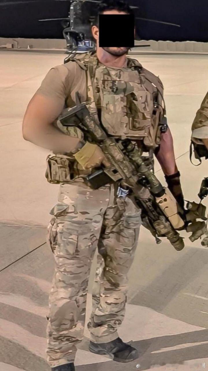 美国陆军特种部队在委内瑞拉行动前留影，背景是一家MH-47美委冲突