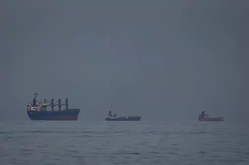 就在几小时前，伊朗议会刚通过决议，要为海峡“新秩序”制定法律保障文件￼￼￼。这不