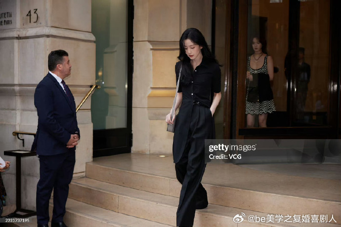 被刘诗诗晚宴街拍美到失语！黑紧身衬衫与阔腿裤的搭配高级感拉满，G 社生图中清冷气