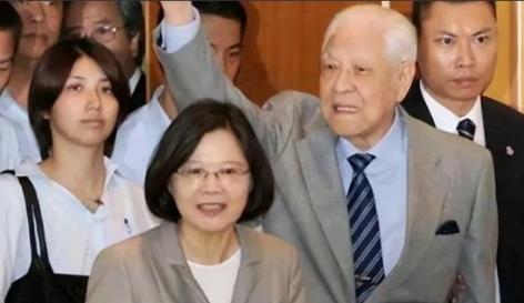 越来越多“台独”分子开始偷偷出逃，他们不仅转移家产，还暗地里大量购入黄金，打算长