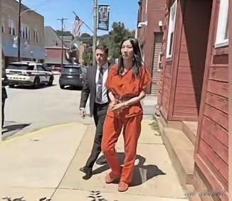 这样优秀女人到了美国变成杀人犯
真是难以想象
而且还是杀了婆婆
留在国内不好吗远