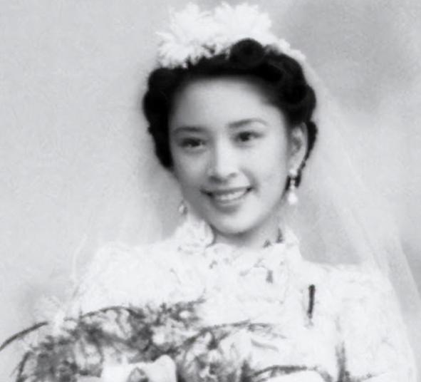 1966年的一天，27岁的胡友松刚从通县农村医疗队回到城里，就被记者张成仁拉去见