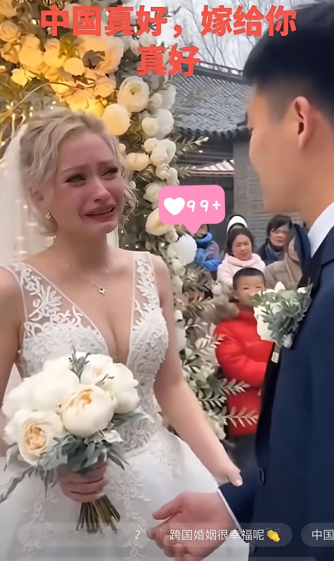 婚礼上这一幕，看哭了！
 
乌克兰新娘哭花了精致的妆容，攥着麦克风呐喊：“东方大