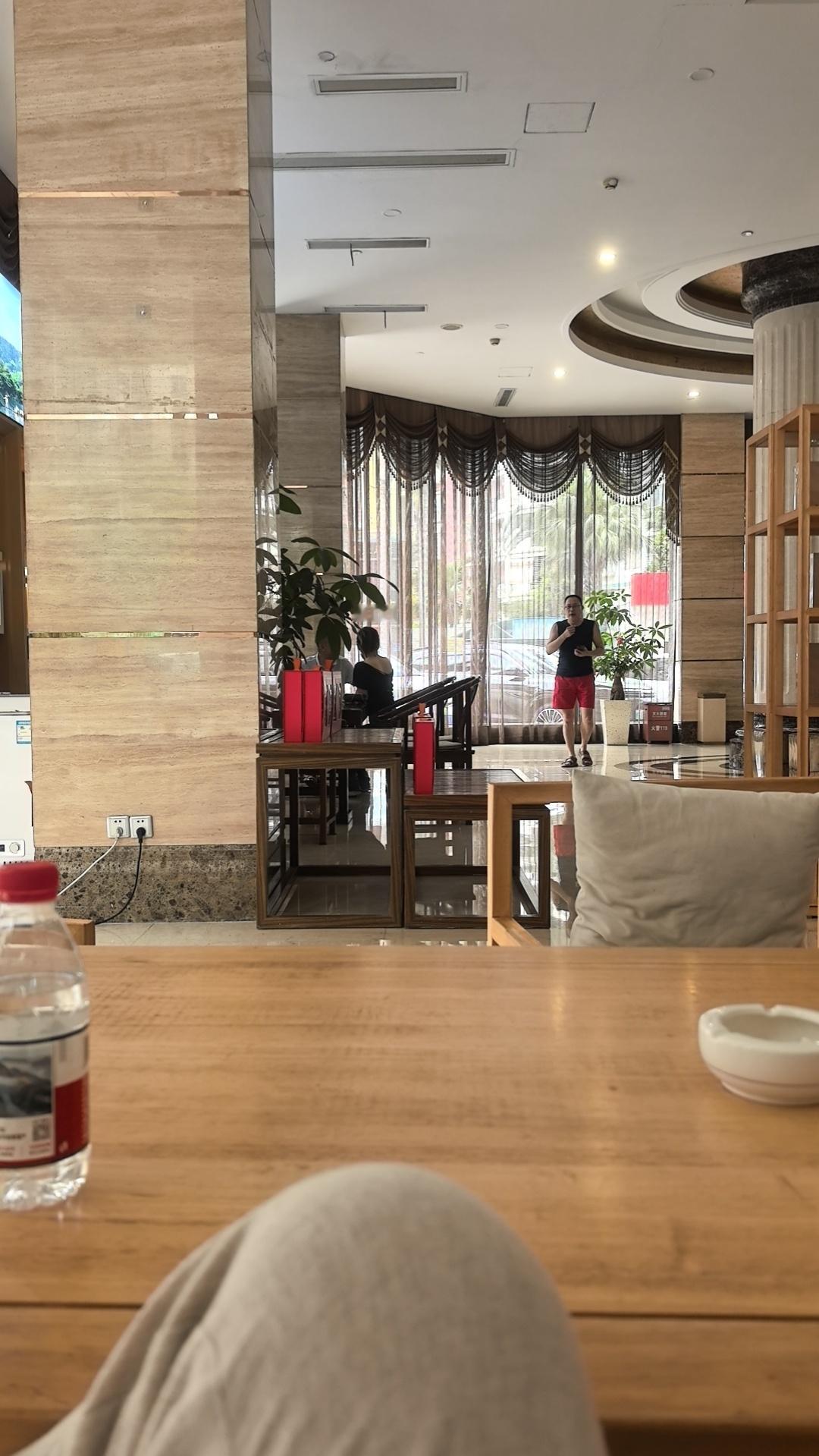 婚前甜言蜜语，婚后多年亲个嘴会觉得恶心，人的行为习惯会随年龄、时空环境发生改变，