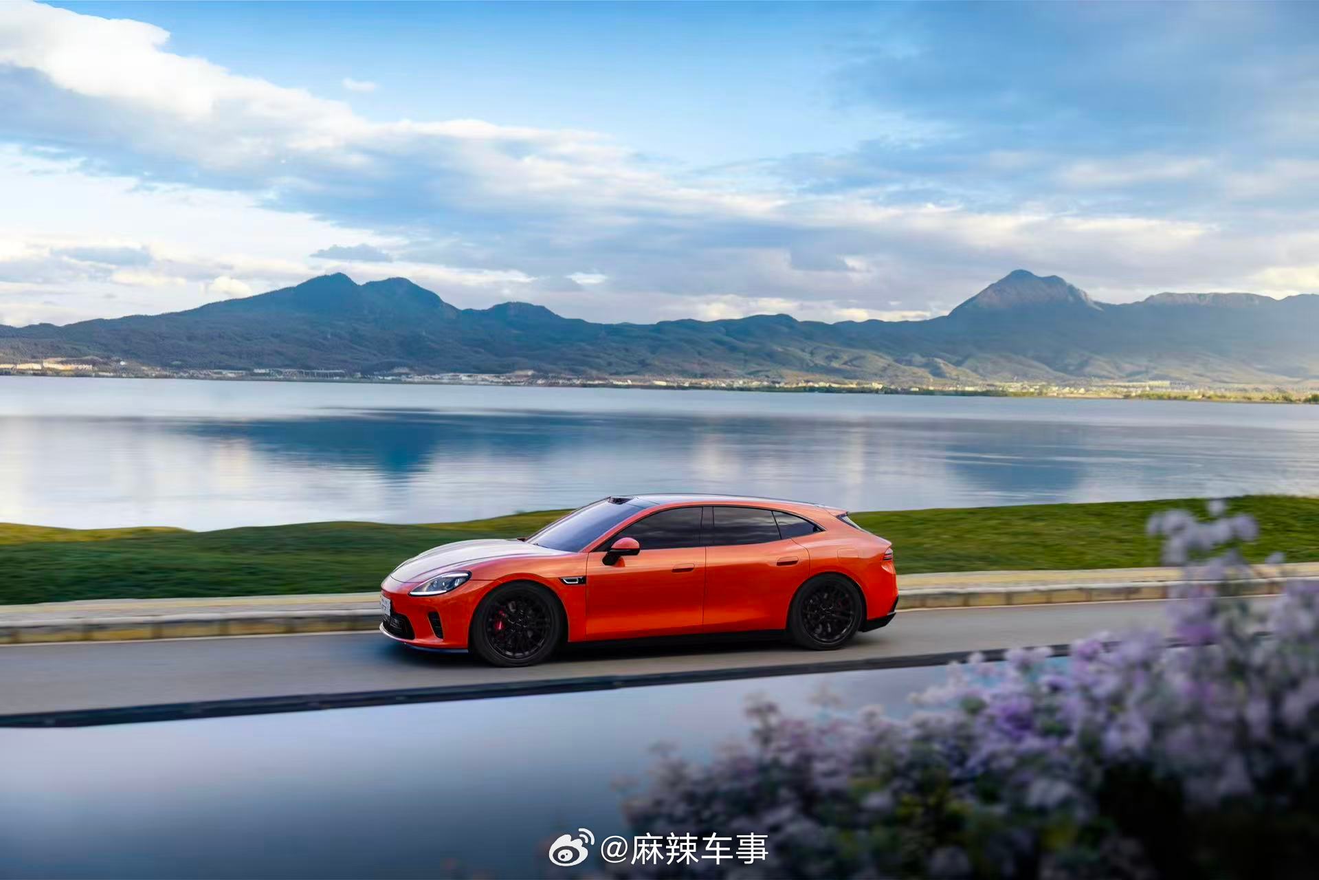 当新一代智能猎装邂逅苍山洱海在大理，见证启境GT7的绝美颜值山海间，智能与优雅于