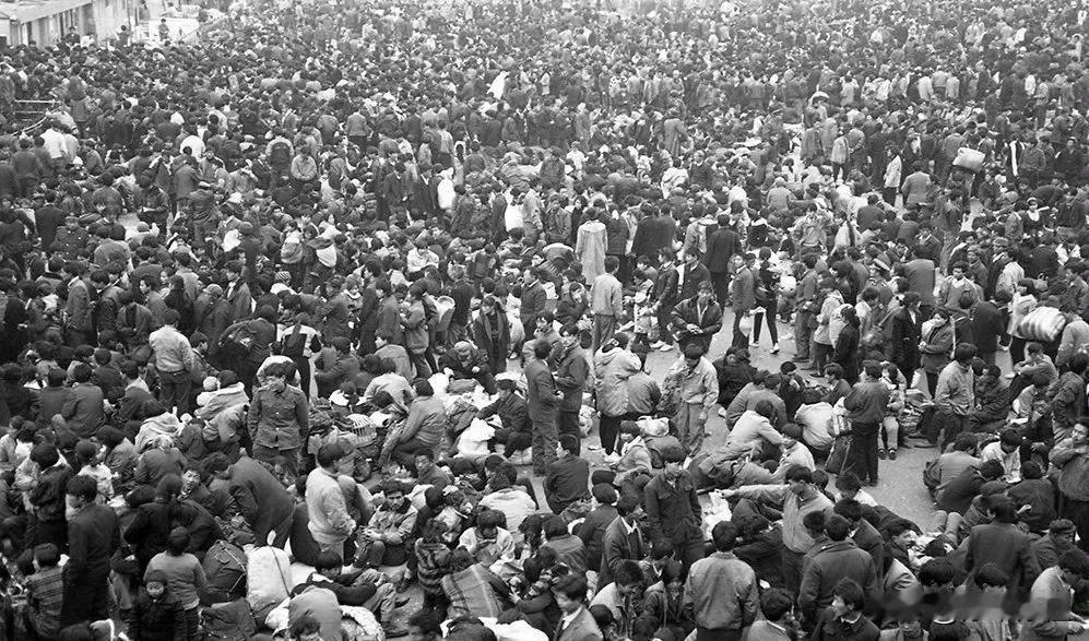 老照片欣赏：摄于1994年2月26日，春运期间的成都火车站广场。

从照片中可见