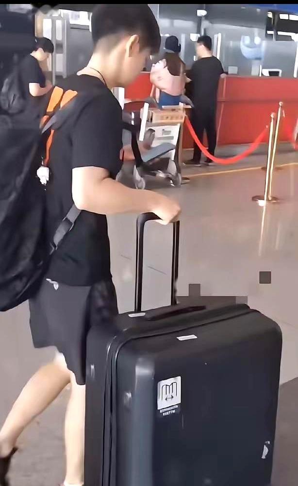 出发去亚运的早晨，孙颖莎剪了干练短发，笑嘻嘻，像是没被排名搅动半分。
她大赛前总