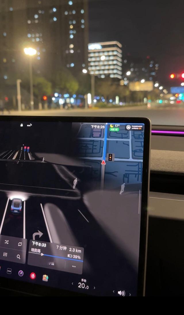 这两天还请教了AD大佬一个问题：特斯拉真的可以靠抓取中国互联网的道路视频数据，来