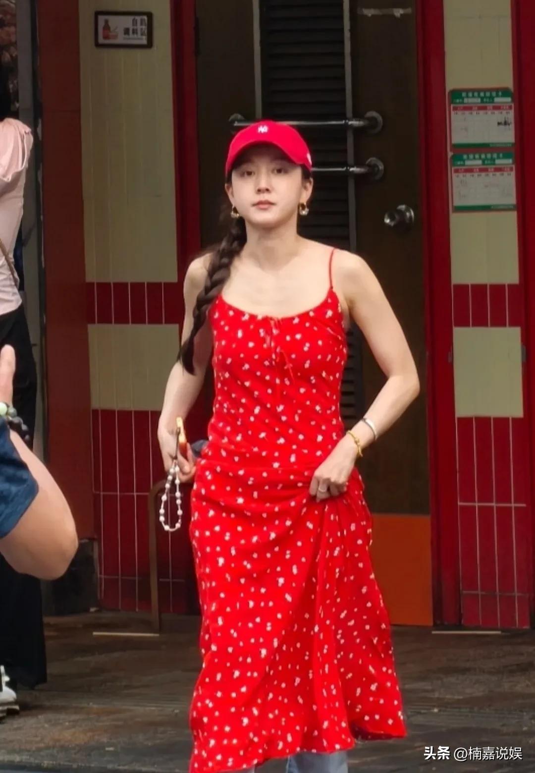 马龙老婆夏露，被网友在海南海口偶遇，真人的颜值、气质不输明星啊！
她戴着红色棒球