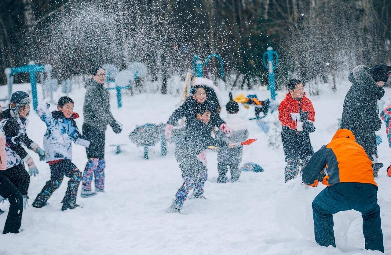 北京初雪夜，紫荆操场上一片欢腾。那一夜，天公作美，雪花纷纷扬扬飘落，将整个校园装