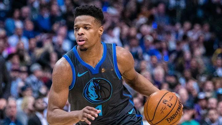据 ESPN 名记沙姆斯·查拉尼亚报道，丹尼斯·史密斯已与达拉斯独行侠签下了一份