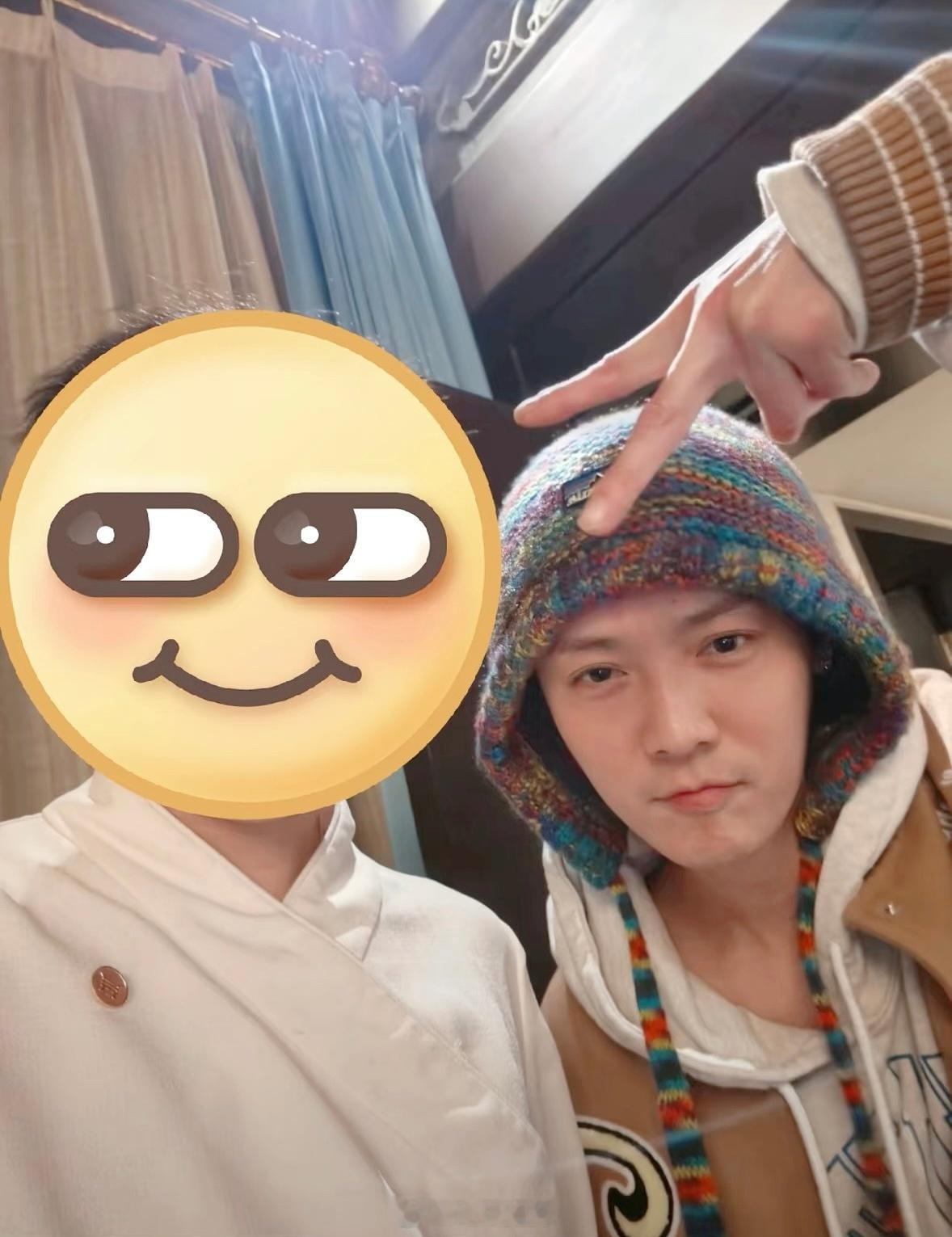 鹿晗最新合照，终于看到新鲜的小鹿，戴的彩色帽子咋这么萌，帅而萌之，素颜状态都这么