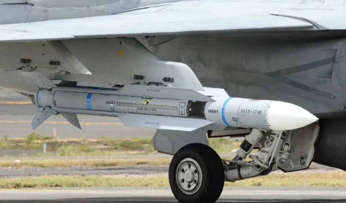 老美AIM174B远程空空弹，基于“标准”-6舰空导弹改进，移除标准6的MK72