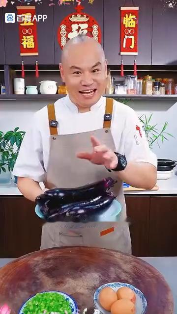 茄子素馅水饺，十个人九个人真做不好。别看用料普通，做法简单，但做好了真的比肉馅还