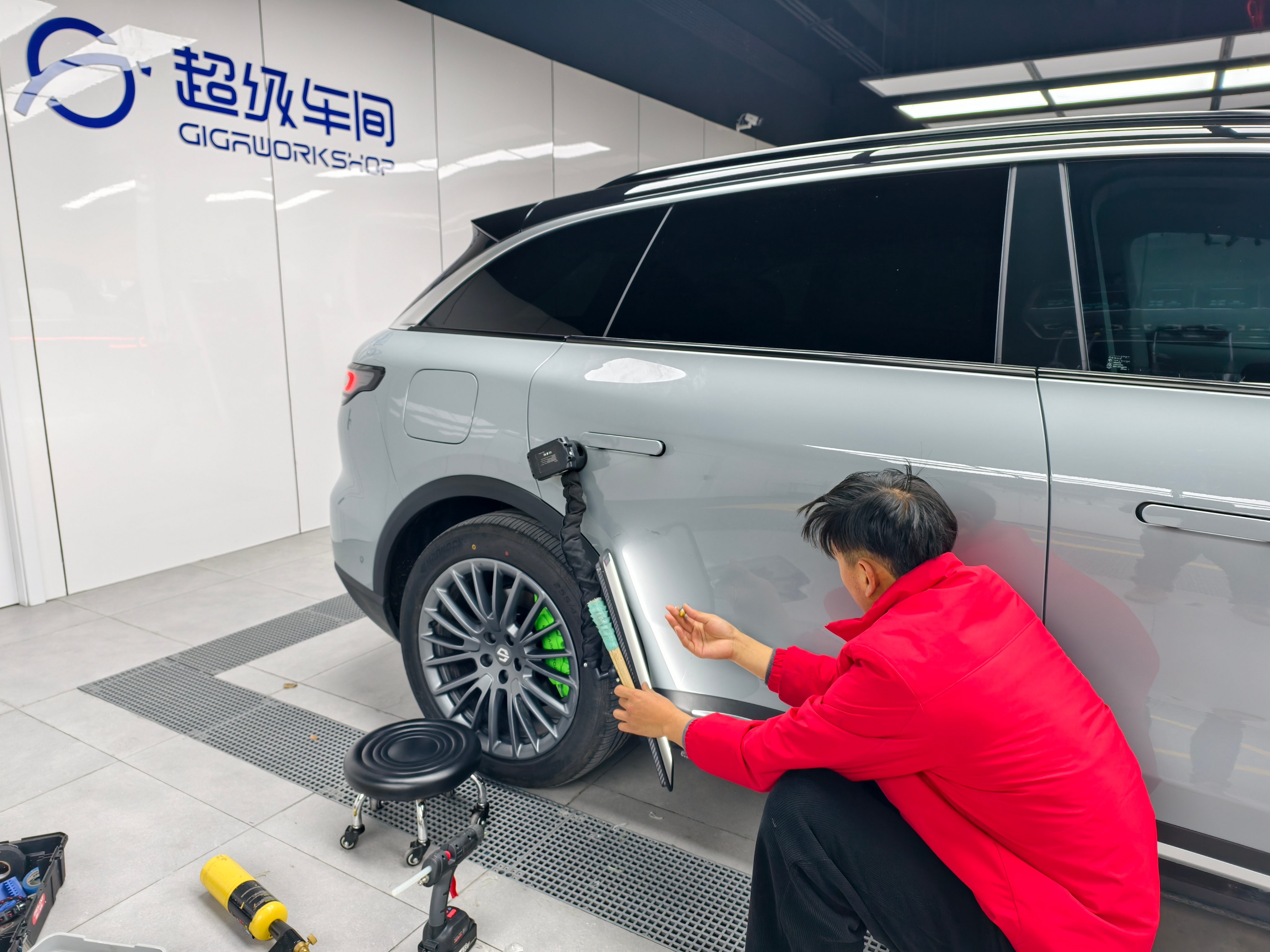 漆面无痕修复确实要点技术，而且需要细心且有耐心的师傅。  