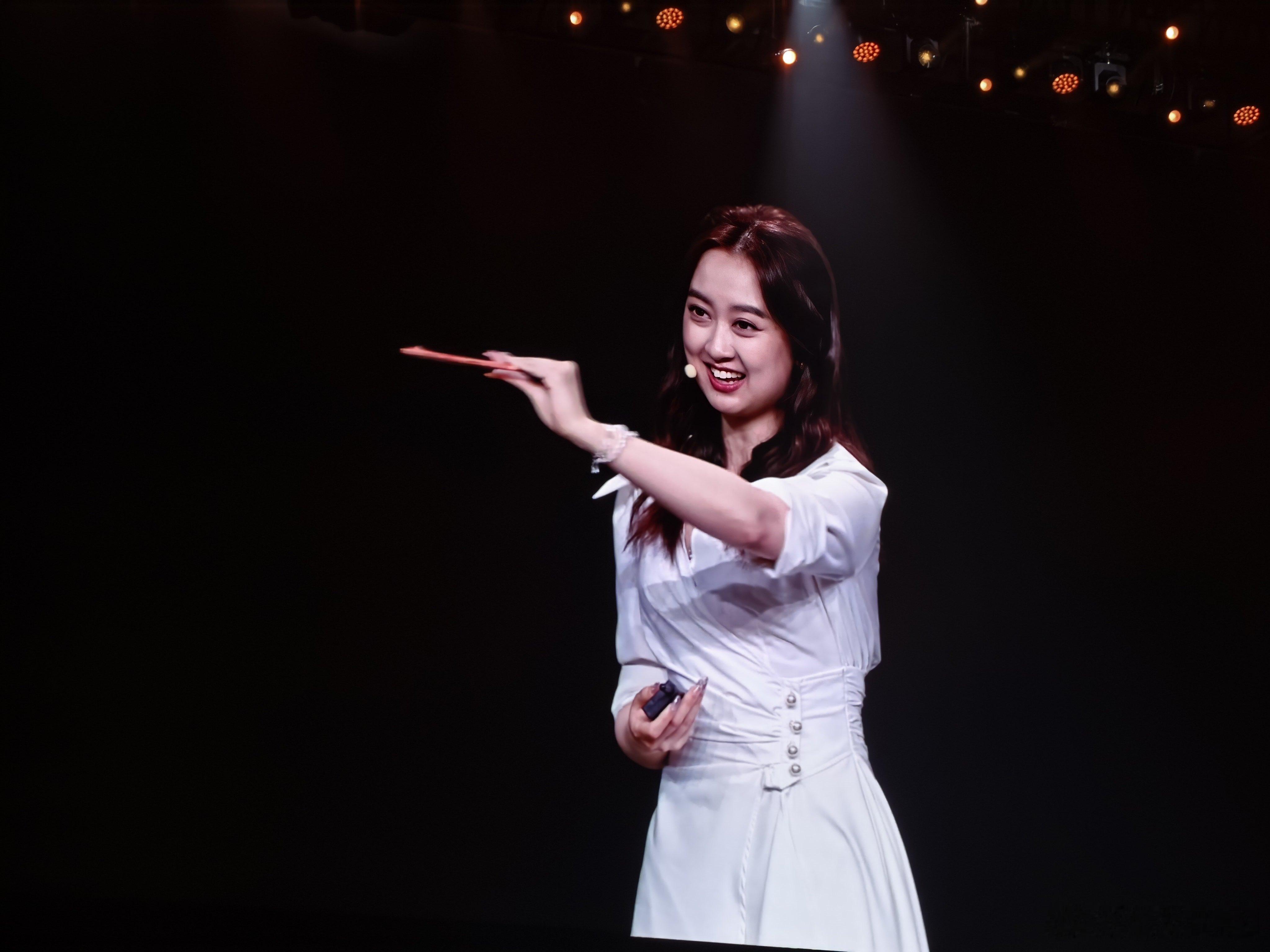 太硬核了吧！在荣耀Magic8 Pro Air发布会上，真人跳踢踏舞，用手机做支