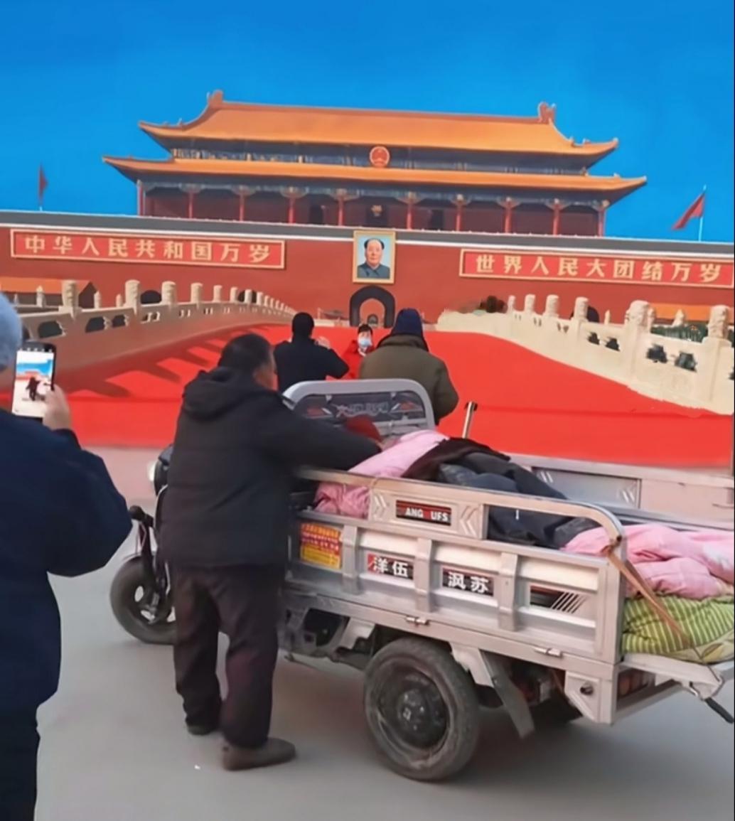 一位大哥拉着年迈的母亲，来到吴营村天安门墙绘前认真拍照，这一幕让人感到特别心酸！