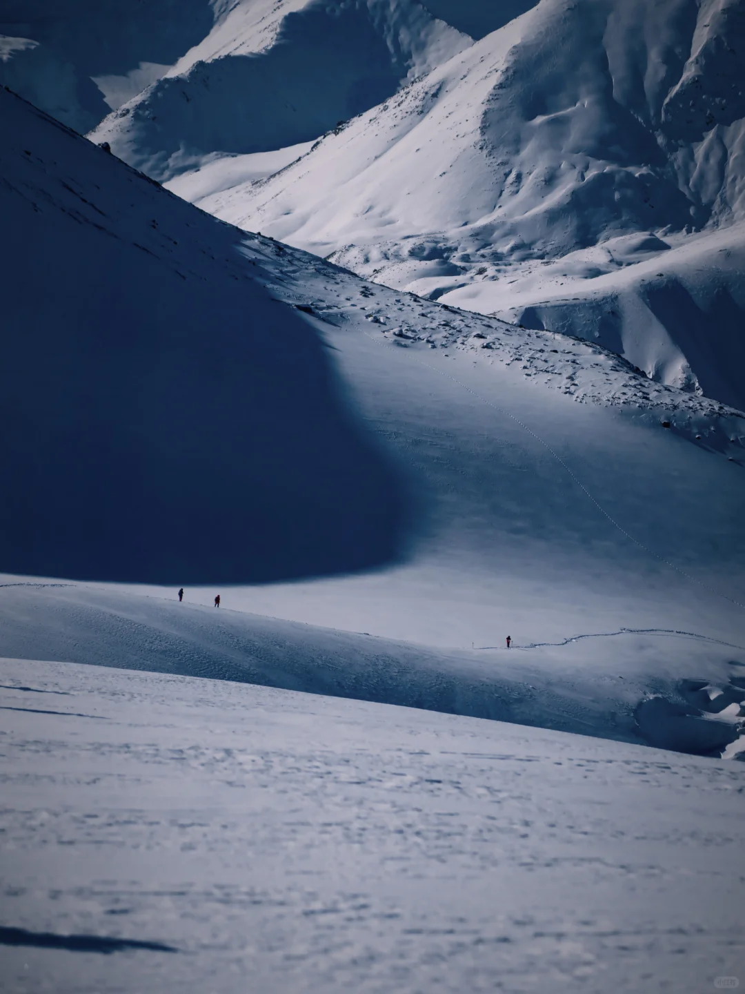 睡王一博睡过的雪山小木屋｜岗什卡登山攻略