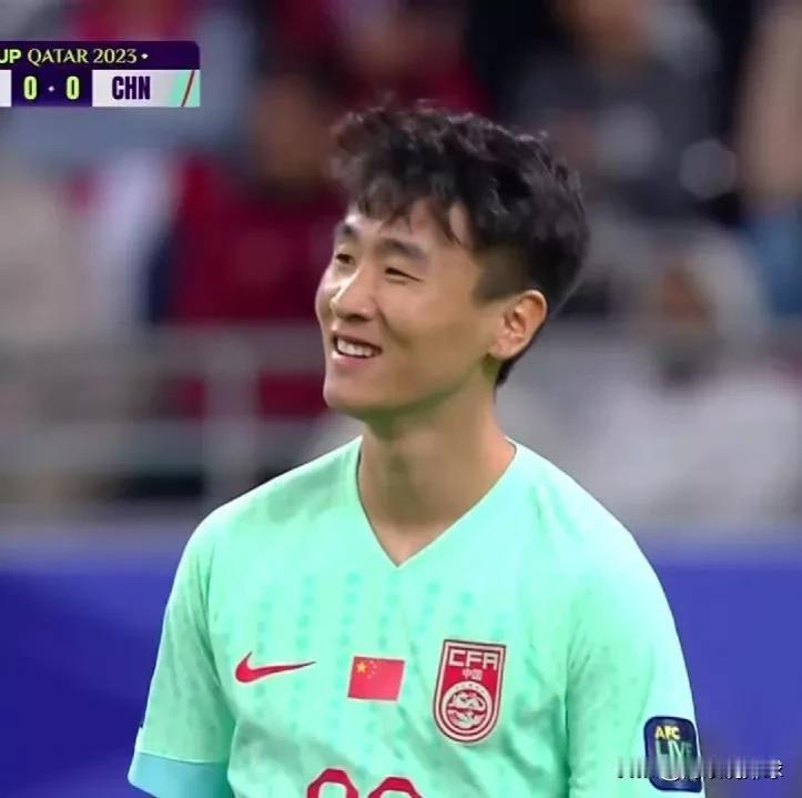 国足对阵卡塔尔
上半时0：0战平
韦世豪的出场让国足的前场攻势明显好于前两场，韦