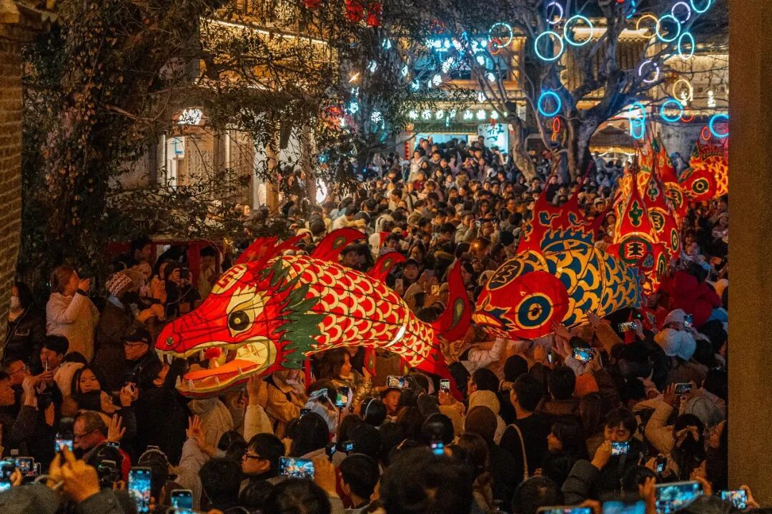 白天的婺源是水墨画，夜晚的婺源是人间烟火🎇篁岭崖上灯火从黄昏燃到深夜，古村街巷